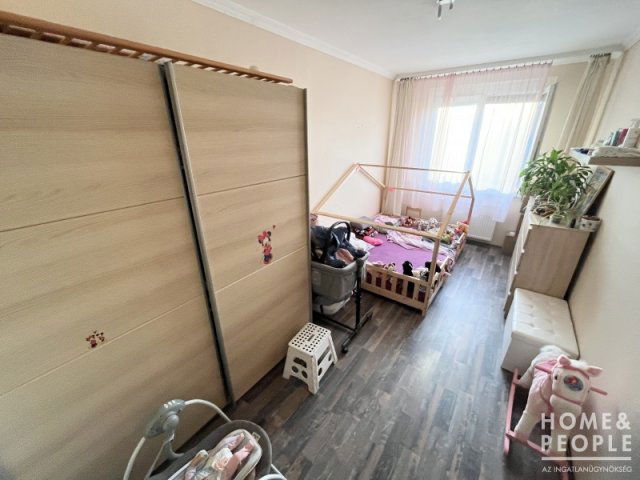 Eladó téglalakás, Szegeden 65.999 M Ft, 2+2 szobás