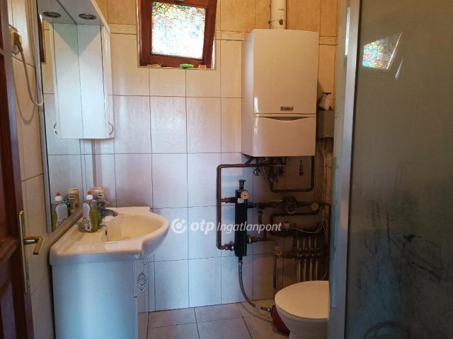 Eladó családi ház, Vértesbogláron 89.9 M Ft, 8 szobás