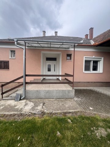 Eladó családi ház, Bősárkányon 60 M Ft, 4 szobás