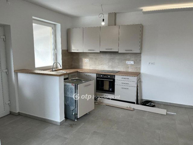 Eladó téglalakás, Tápiószőlősön 42.95 M Ft, 2+1 szobás