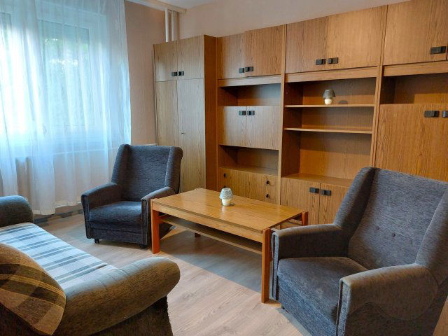 Kiadó panellakás, albérlet, Szolnokon 100 E Ft / hó, 1 szobás