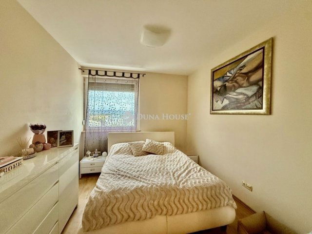 Eladó téglalakás, Pécsett 79.9 M Ft, 3 szobás