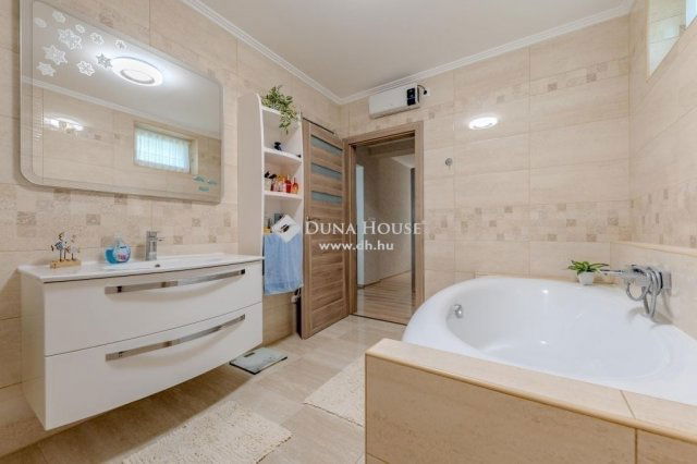 Eladó családi ház, Üllőn 324.9 M Ft, 6 szobás