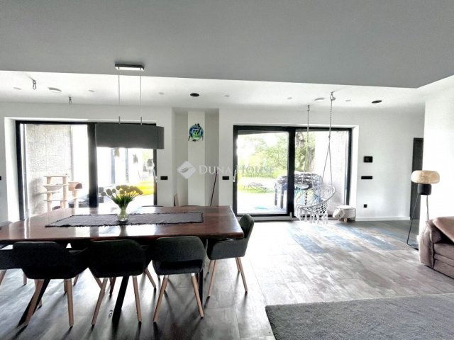 Eladó családi ház, Pécsett 149 M Ft, 5 szobás