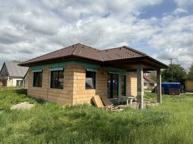Eladó családi ház, Balatonszabadiban 74.9 M Ft, 8 szobás