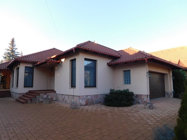 Eladó családi ház, Hévízen 265.625 M Ft, 5 szobás