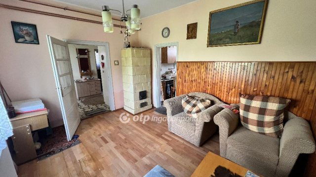 Eladó családi ház, Pápán 37.9 M Ft, 2 szobás