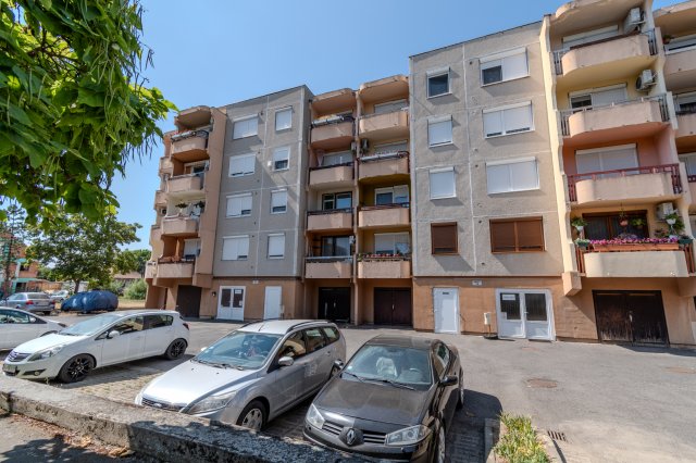 Eladó panellakás, Berettyóújfaluban 40 M Ft, 2 szobás