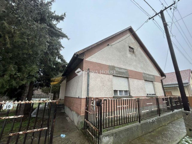 Eladó családi ház, Újszászon 12 M Ft, 2 szobás