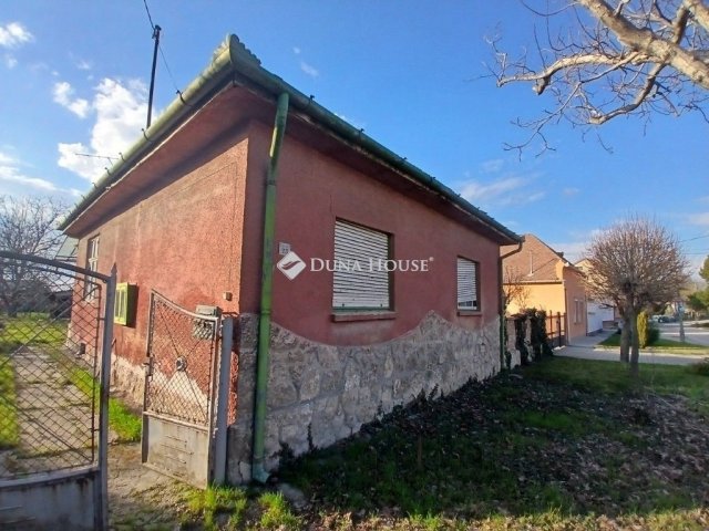 Eladó családi ház, Komáromban 40 M Ft, 2 szobás