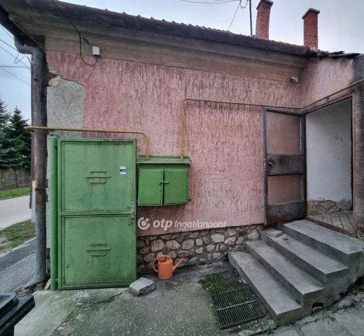 Eladó családi ház, Pápán 23.9 M Ft, 2+1 szobás