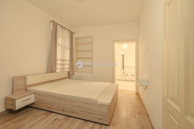 Eladó téglalakás, Pécsett 120 M Ft, 4 szobás