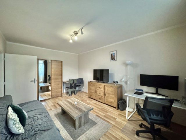 Kiadó panellakás, albérlet, Pécsett, Megyeri téren, 1+1 szobás
