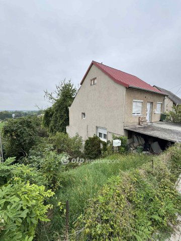 Eladó családi ház, Ajkán 48 M Ft, 4+2 szobás