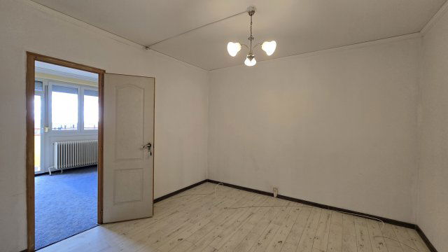 Eladó panellakás, Dunaújvárosban, Március 15. téren 30.5 M Ft