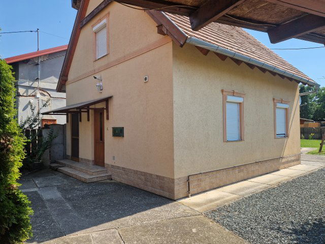 Eladó téglalakás, Sárváron 55 M Ft, 3 szobás