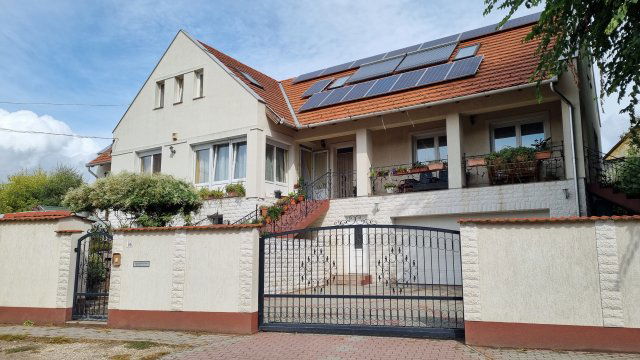 Eladó családi ház, Szigetszentmiklóson 240 M Ft, 6 szobás