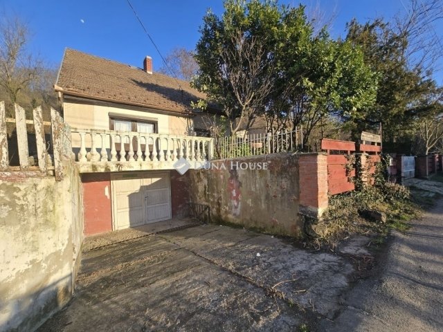 Eladó családi ház, Pécsett 66.9 M Ft, 5 szobás