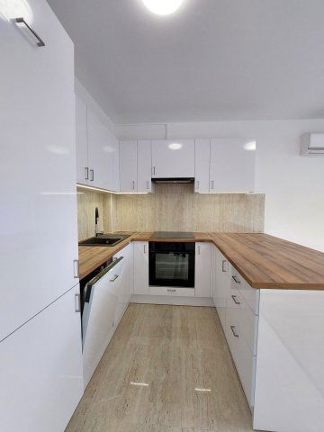 Eladó panellakás, Szegeden, Kereszttöltés utcában 59.9 M Ft