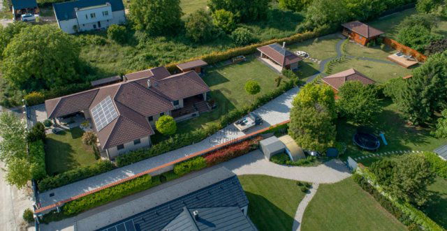 Eladó családi ház, Balatonkenesén 445 M Ft, 4 szobás