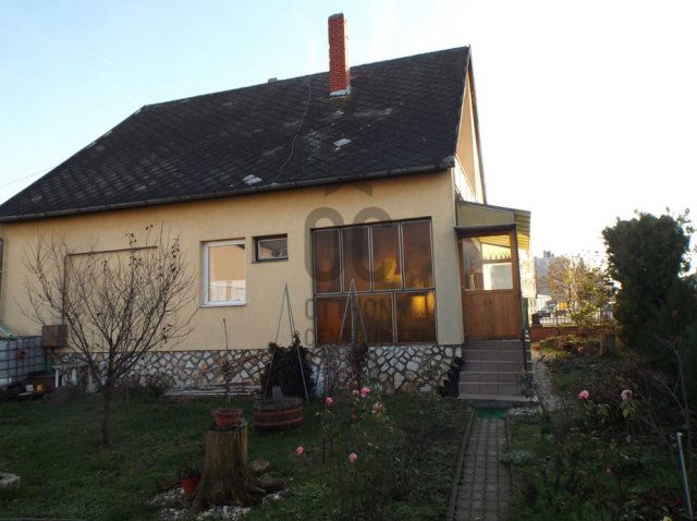 Eladó családi ház, Pápán 51.9 M Ft, 4 szobás