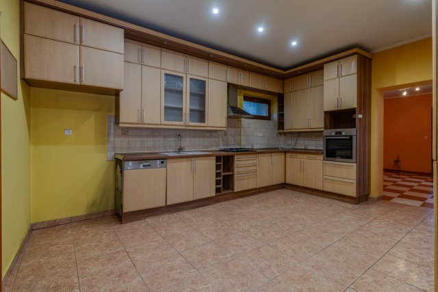 Eladó családi ház, Baján 70 M Ft, 4+1 szobás