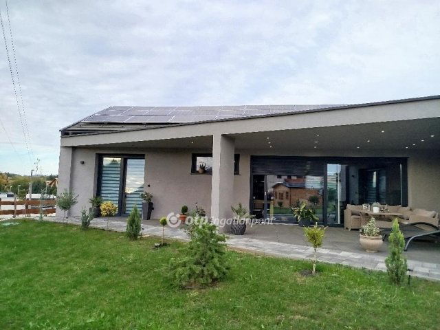 Eladó családi ház, Pécsett 139.5 M Ft, 3 szobás