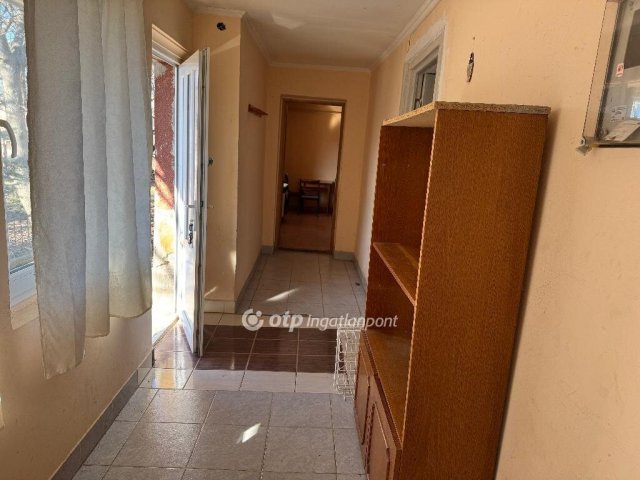 Eladó családi ház, Előszálláson 23 M Ft, 1 szobás