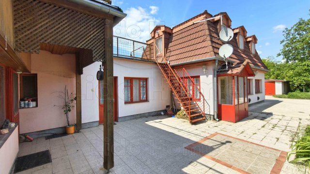 Eladó családi ház, Balatonszabadiban 68.64 M Ft, 16 szobás