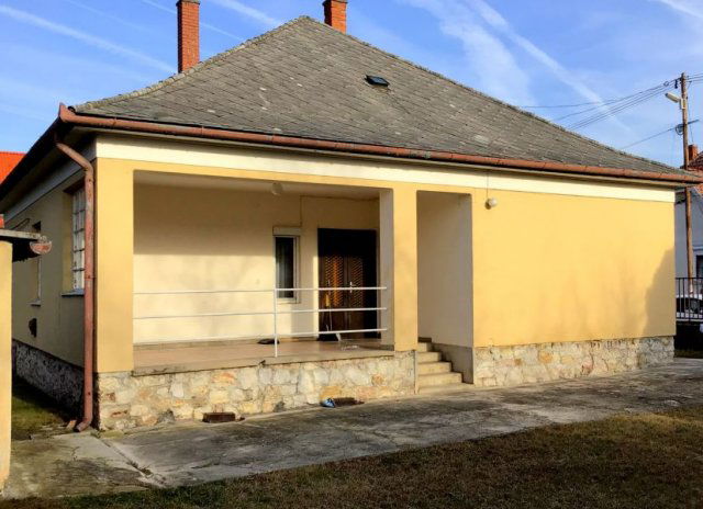 Eladó családi ház, Veszprémben 85 M Ft, 2 szobás