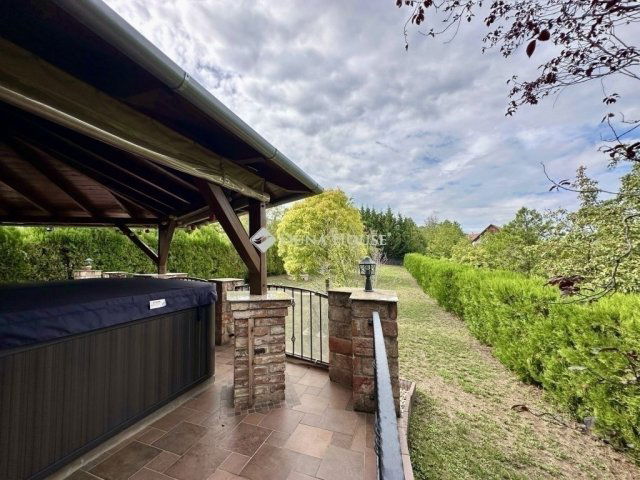 Eladó családi ház, Pécsett 220 M Ft, 9 szobás