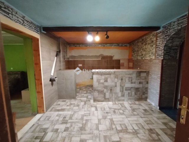 Eladó családi ház, Akasztón 11.9 M Ft, 2 szobás