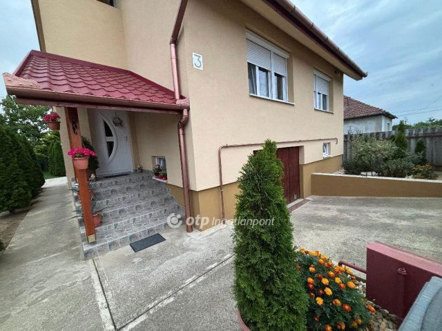 Eladó családi ház, Dombrádon 37.5 M Ft, 3+1 szobás