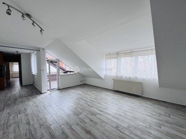 Eladó téglalakás, Pécsett 69.9 M Ft, 3 szobás