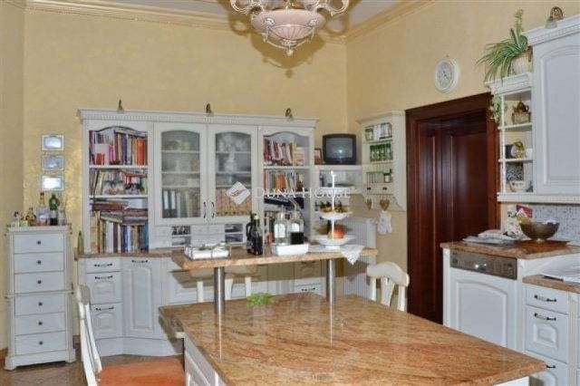 Eladó családi ház, Szombathelyen 298 M Ft, 10 szobás