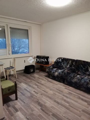 Eladó panellakás, Veszprémben 59.9 M Ft, 4 szobás