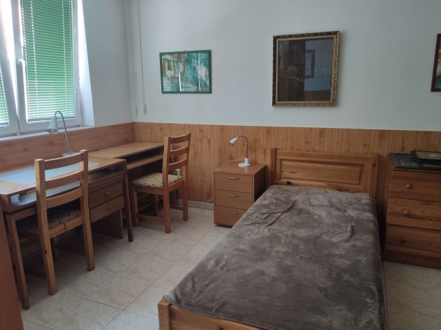 Kiadó téglalakás, albérlet, Pécsett, Alajos utcában, 4 szobás