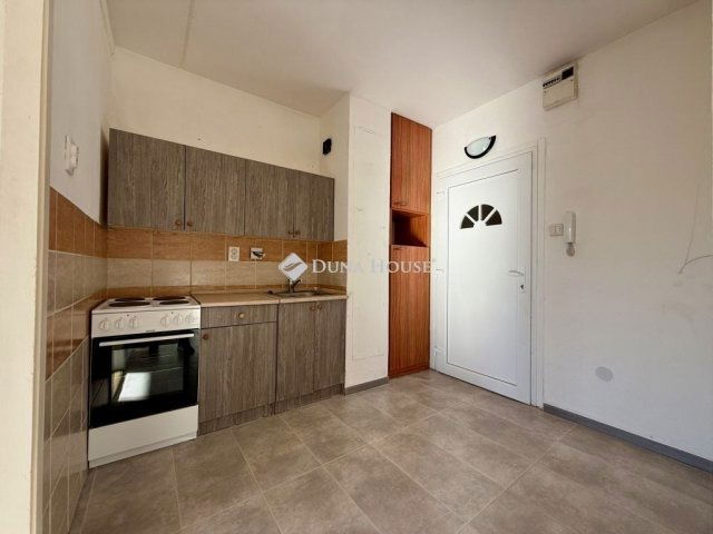 Eladó panellakás, Veszprémben 42.9 M Ft, 2 szobás