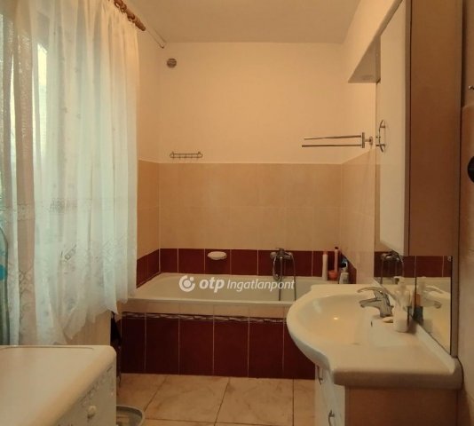 Eladó családi ház, Kőszárhegyen 150 M Ft, 3+2 szobás