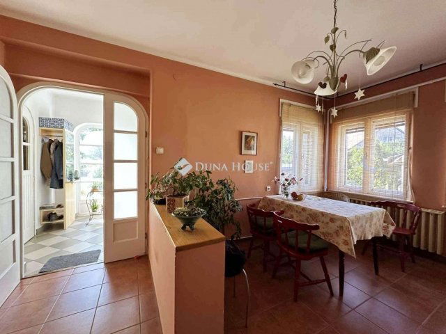 Eladó családi ház, Tapolcán 93 M Ft, 5 szobás