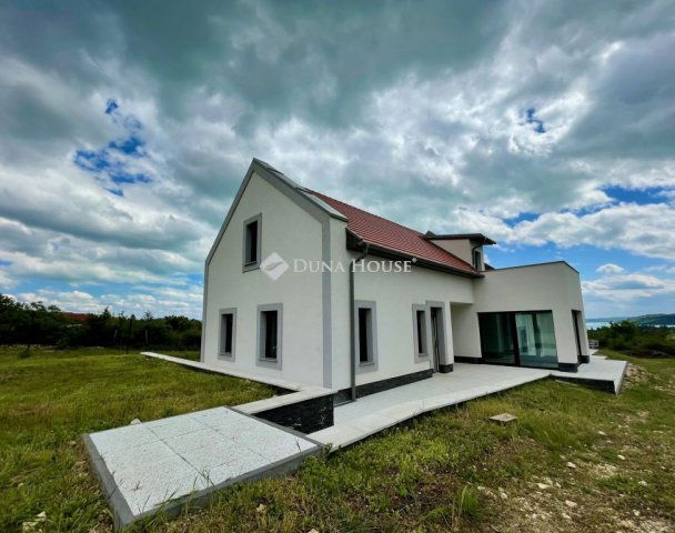 Eladó ikerház, Balatonfüreden 239 M Ft, 5 szobás