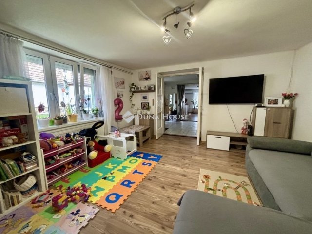 Eladó családi ház, Esztergomban 69.9 M Ft, 2 szobás