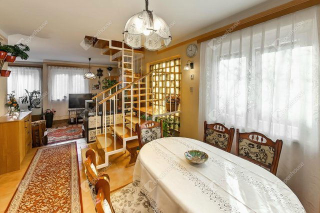 Eladó családi ház, Szolnokon 67.99 M Ft, 6 szobás