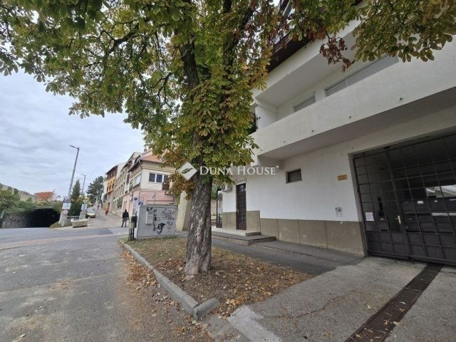 Eladó téglalakás, Pécsett 68.9 M Ft, 4 szobás