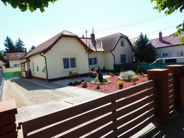 Eladó családi ház, Hévízen 85 M Ft, 3 szobás
