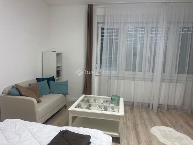 Eladó téglalakás, Pécsett 122 M Ft, 4 szobás