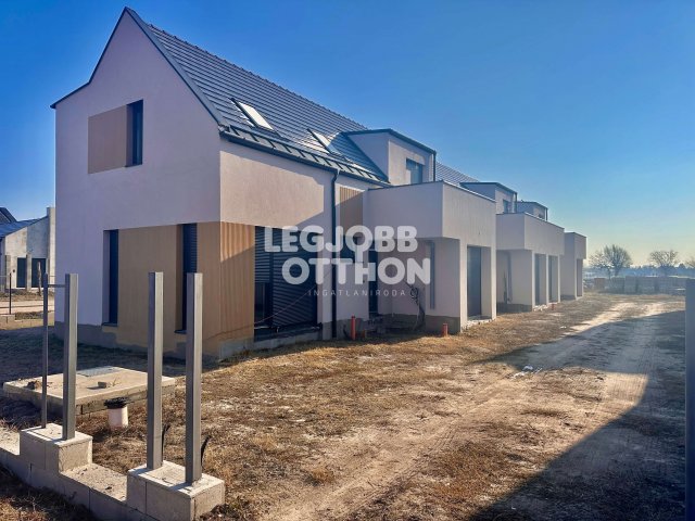 Eladó téglalakás, Cegléden 83.9 M Ft, 2 szobás