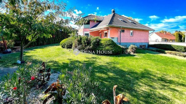 Eladó családi ház, Siófokon 149.9 M Ft, 10 szobás