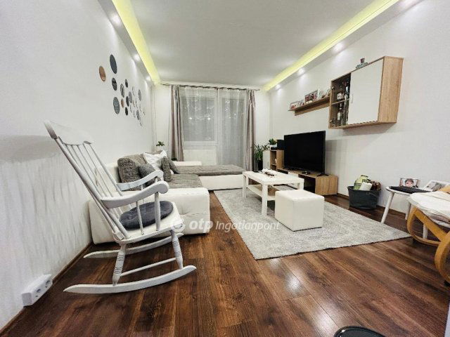 Eladó panellakás, Debrecenben 72.9 M Ft, 3 szobás