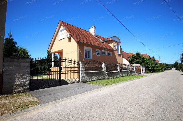 Eladó családi ház, Győrött 147.5 M Ft, 5 szobás